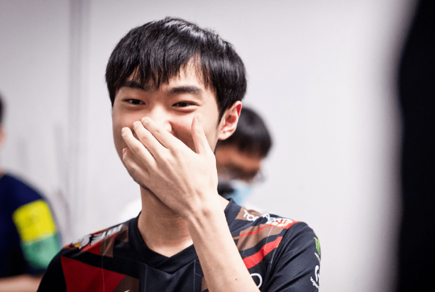 XL鏖战T1,Knight高光表现 XL鏖战T1,Knight高光表现