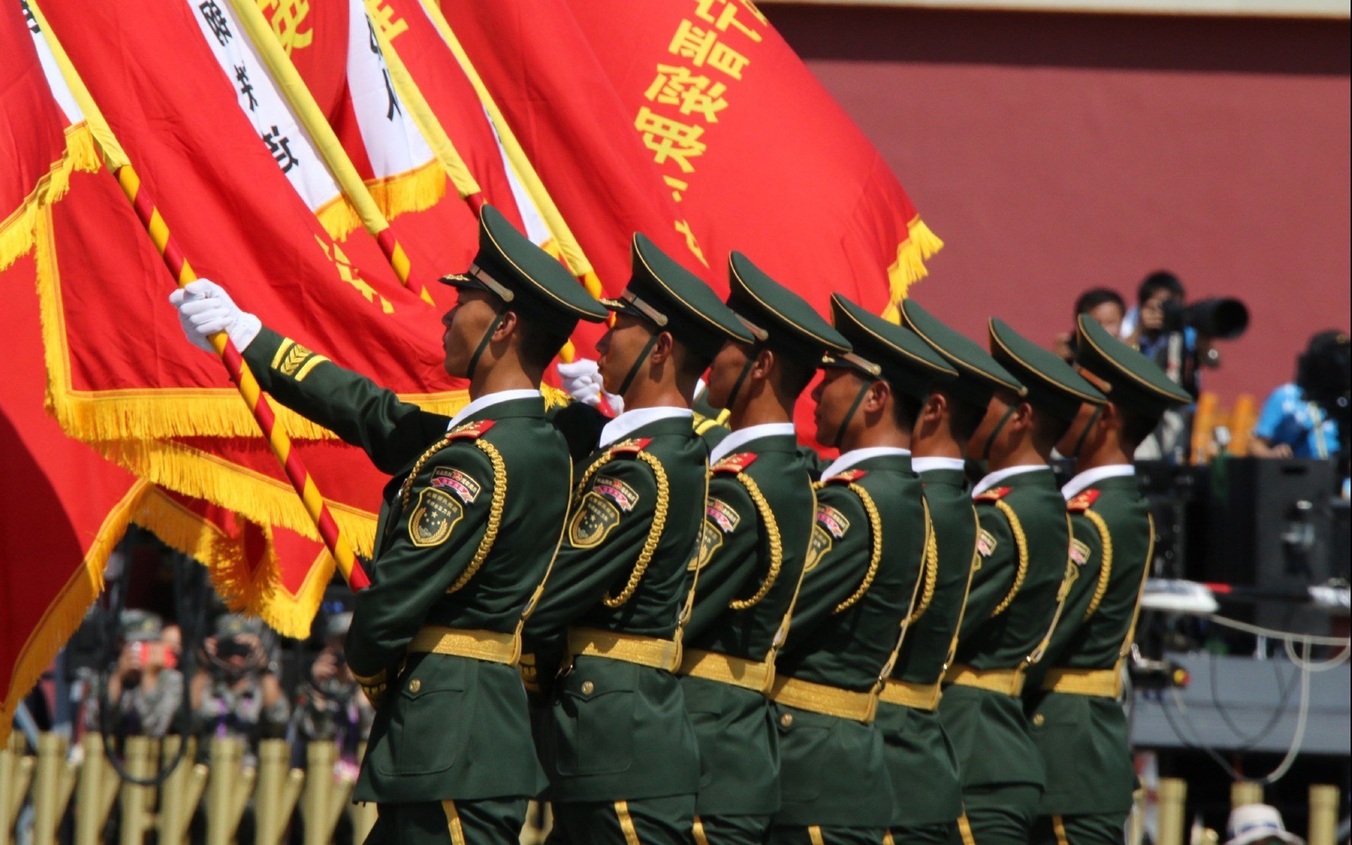 钢铁的封锁线，当巴雷拉的赛车划出与奥地利制裁相同的弧